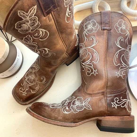 SHYANNE WOMEN'S LASY FLORAL
EMBROIDERED WESTERN BOOTS - BROAD
SQUARE TOE - Picture 1 of 4